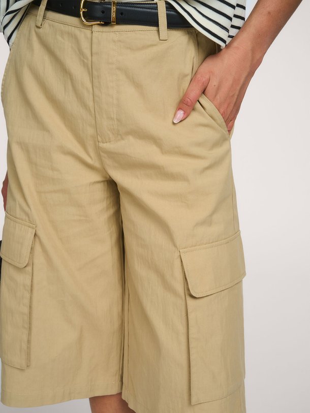 Ontdek de Kesha katoenmix bermuda short van Co'Couture in de kleur Beige bij Orangebag. Op werkdagen voor 21:45 besteld, morgen in huis.