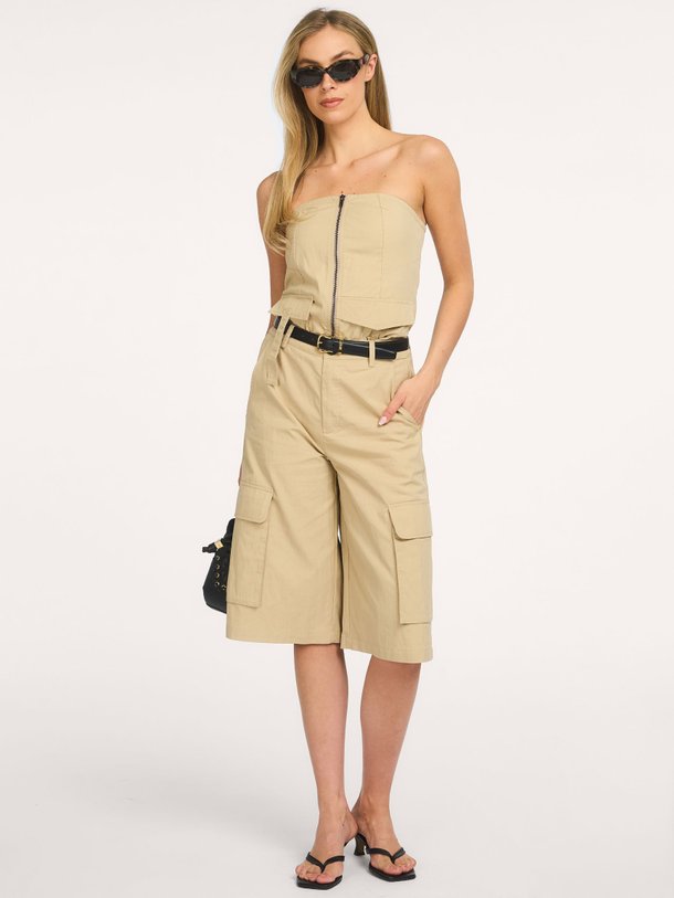 Ontdek de Kesha katoenmix bermuda short van Co'Couture in de kleur Beige bij Orangebag. Op werkdagen voor 21:45 besteld, morgen in huis.
