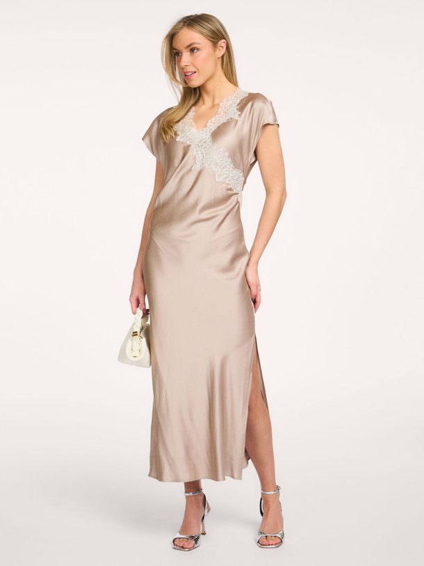 Ontdek de Idun viscosemix jurk van Co'Couture in de kleur Champagne bij Orangebag. Op werkdagen voor 21:45 besteld, morgen in huis.