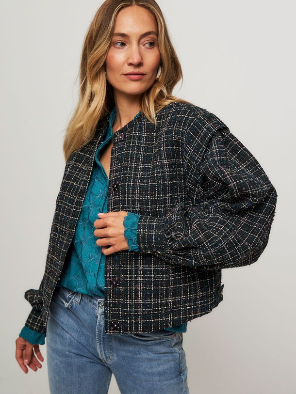 Ontdek de Carter wolmix tweed jack met lurex van Fabienne Chapot in de kleur donkerblauw bij Orangebag. Op werkdagen voor 21:45 besteld, morgen in huis.