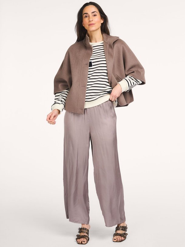 Ontdek de Bovalow viscose wide leg broek van American Vintage in de kleur Stone bij Orangebag. Op werkdagen voor 21:45 besteld, morgen in huis.