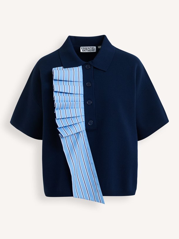 Ontdek de Jumble viscosemix polo top van Essentiel Antwerp in de kleur Donkerblauw bij Orangebag. Op werkdagen voor 21:45 besteld, morgen in huis.