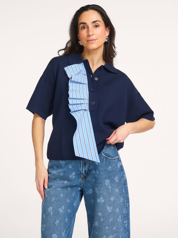 Ontdek de Jumble viscosemix polo top van Essentiel Antwerp in de kleur Donkerblauw bij Orangebag. Op werkdagen voor 21:45 besteld, morgen in huis.