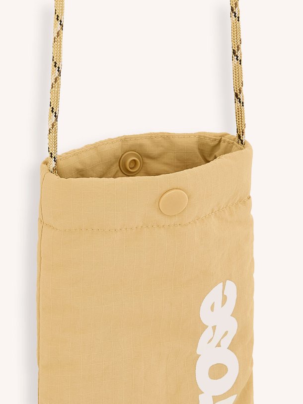 Ontdek de Halani geweven telefoontasje met logo van Bellerose in de kleur beige bij Orangebag. Op werkdagen voor 21:45 besteld, morgen in huis.