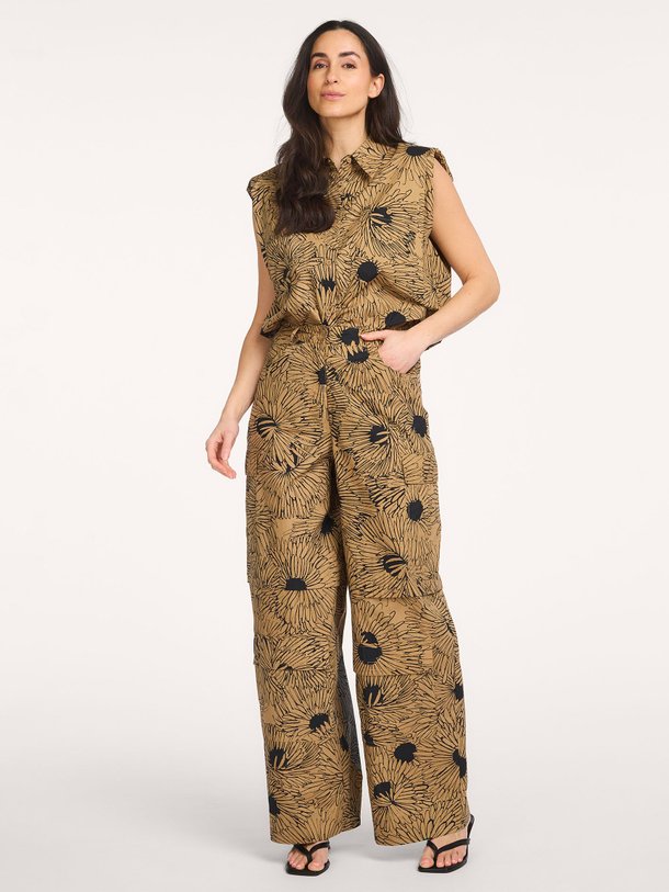 Ontdek de Josy katoenmix cargo broek van Essentiel Antwerp in de kleur Bruin bij Orangebag. Op werkdagen voor 21:45 besteld, morgen in huis.