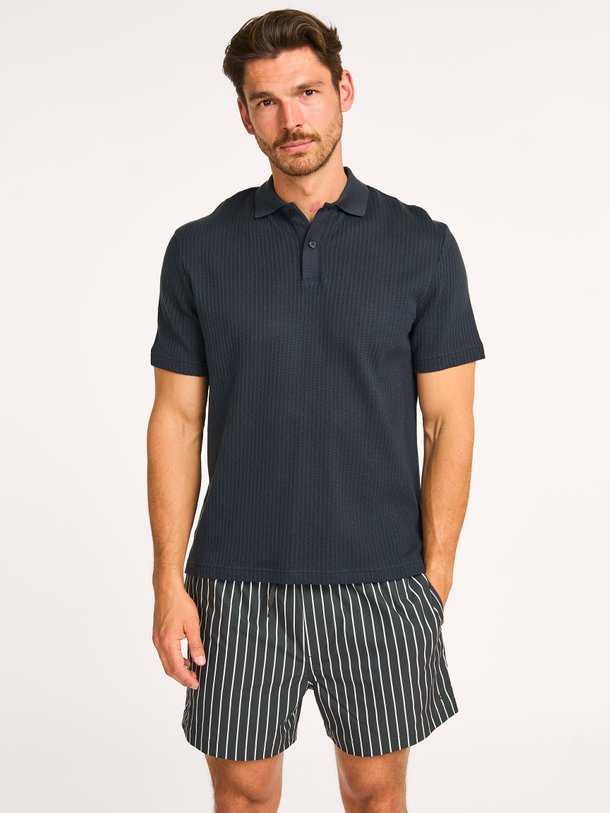 Ontdek de Sajase organic cotton polo van Samsoe Samsoe in de kleur donkerblauw bij Orangebag. Op werkdagen voor 21:45 besteld, morgen in huis.