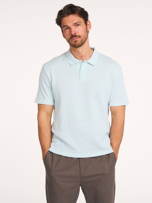 Ontdek de Sajase organic cotton polo van Samsoe Samsoe in de kleur Lichtblauw bij Orangebag. Op werkdagen voor 21:45 besteld, morgen in huis.