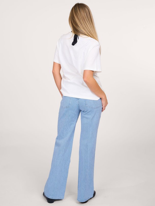 Ontdek de Zena katoenen T-shirt met print van Sofie Schnoor in de kleur wit bij Orangebag. Op werkdagen voor 21:45 besteld, morgen in huis.