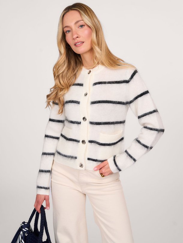 Ontdek de Ovalina wolmix gestreept vest van Second Female in de kleur crème bij Orangebag. Op werkdagen voor 21:45 besteld, morgen in huis.