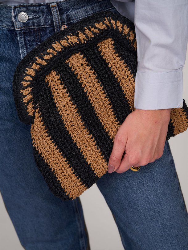 Ontdek de Arvel gevlochten clutch van Suncoo in de kleur zand bij Orangebag. Op werkdagen voor 21:45 besteld, morgen in huis.