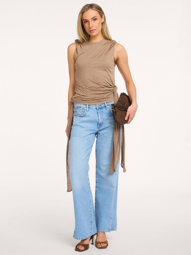 Ontdek de Viscose top van Ganni in de kleur Lichtbruin bij Orangebag. Op werkdagen voor 21:45 besteld, morgen in huis.