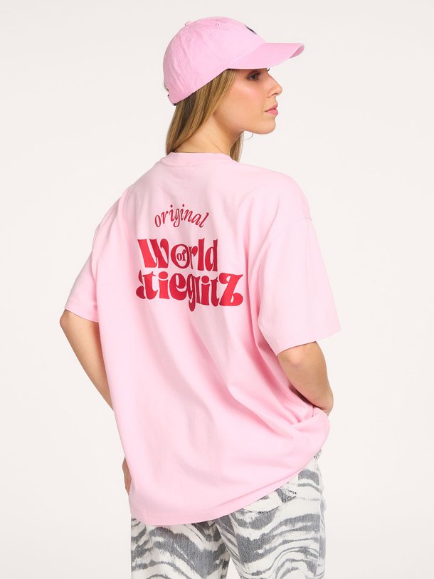 Ontdek de World Of Stieg katoenen oversized T-shirt van Stieglitz in de kleur Roze bij Orangebag. Op werkdagen voor 21:45 besteld, morgen in huis.