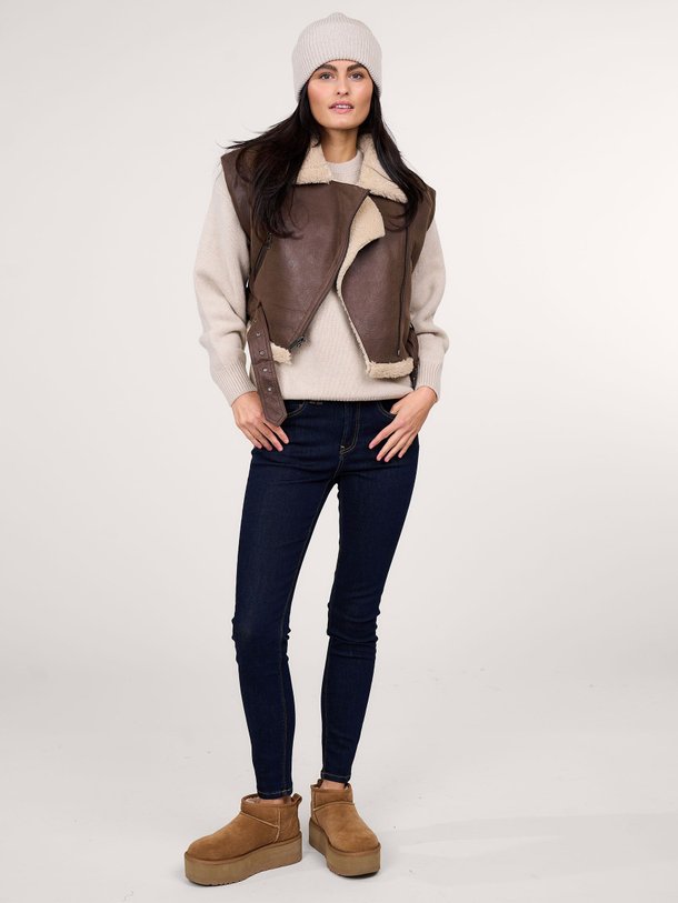 Ontdek de Mid waist slim fit skinny jeans van Summum in de kleur donkerblauw bij Orangebag. Op werkdagen voor 21:45 besteld, morgen in huis.