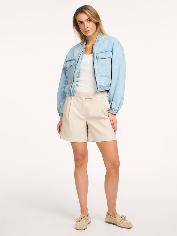 Ontdek de Gitt leatherlook short van Co'Couture in de kleur Crème bij Orangebag. Op werkdagen voor 21:45 besteld, morgen in huis.