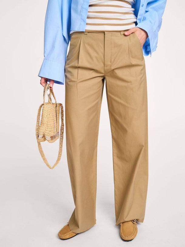 Ontdek de Crawl katoen/viscosemix pantalon van Drykorn in de kleur bruin bij Orangebag. Op werkdagen voor 21:45 besteld, morgen in huis.