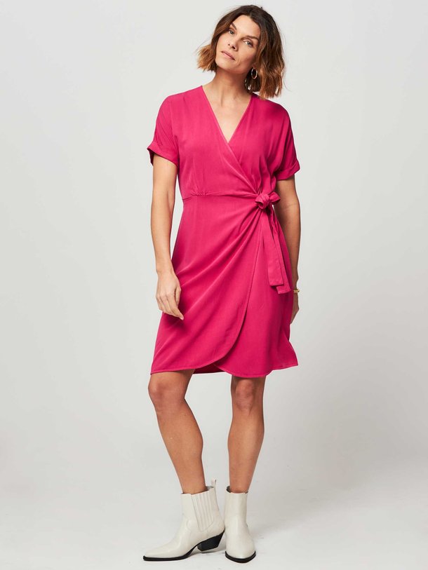 Ontdek de Bastia viscose jurk van La Fee Maraboutee in de kleur fuchsia bij Orangebag. Op werkdagen voor 21:45 besteld, morgen in huis.