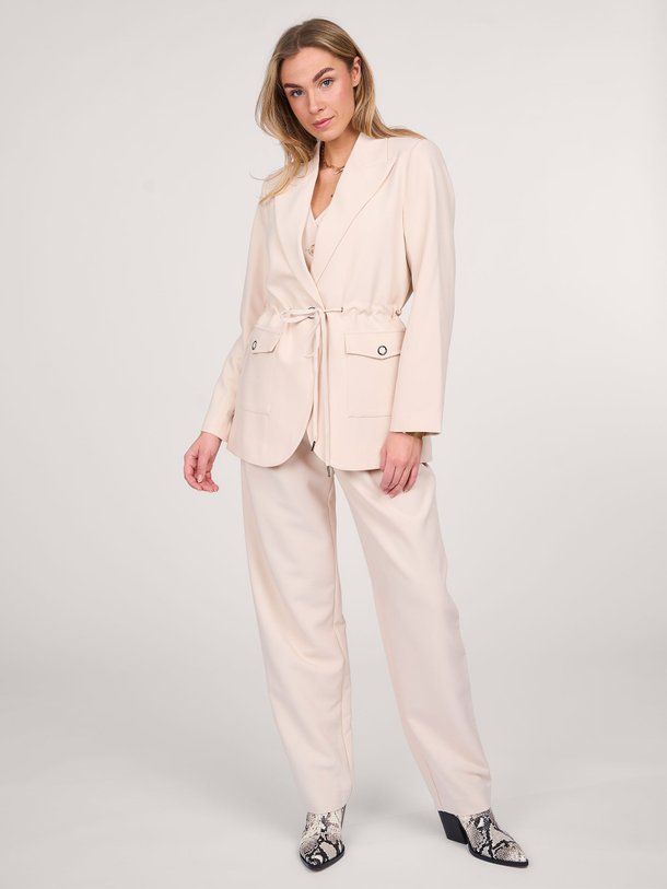 Ontdek de Vola viscosemix blazer van Co'Couture in de kleur ecru bij Orangebag. Op werkdagen voor 21:45 besteld, morgen in huis.