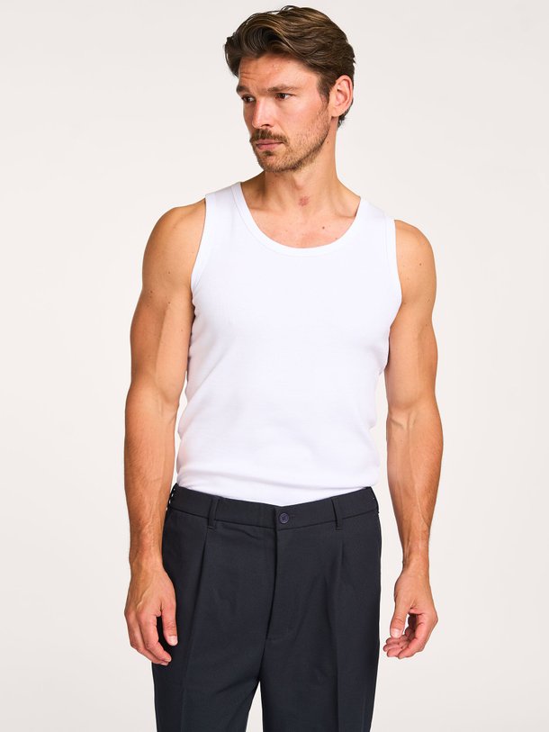 Ontdek de Salars organic cotton tanktop van Samsoe Samsoe in de kleur wit bij Orangebag. Op werkdagen voor 21:45 besteld, morgen in huis.