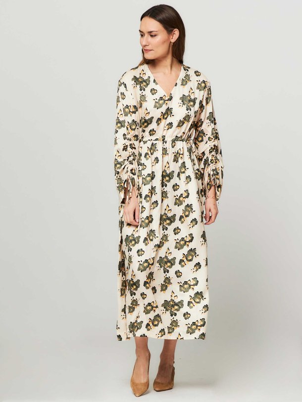 Ontdek de Aurelija viscose jurk met print van Won Hundred in de kleur ecru bij Orangebag. Op werkdagen voor 21:45 besteld, morgen in huis.