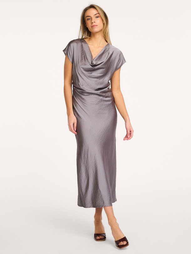 Ontdek de Idun viscosemix jurk van Co'Couture in de kleur Taupe bij Orangebag. Op werkdagen voor 21:45 besteld, morgen in huis.