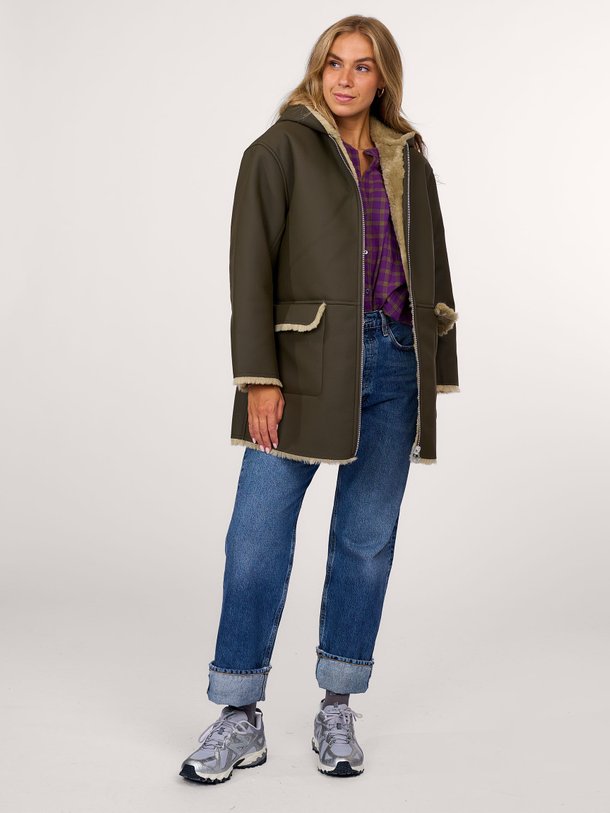 Ontdek de Elodie leatherlook reversible fake fur jas van Bellerose in de kleur donkergroen bij Orangebag. Op werkdagen voor 21:45 besteld, morgen in huis.