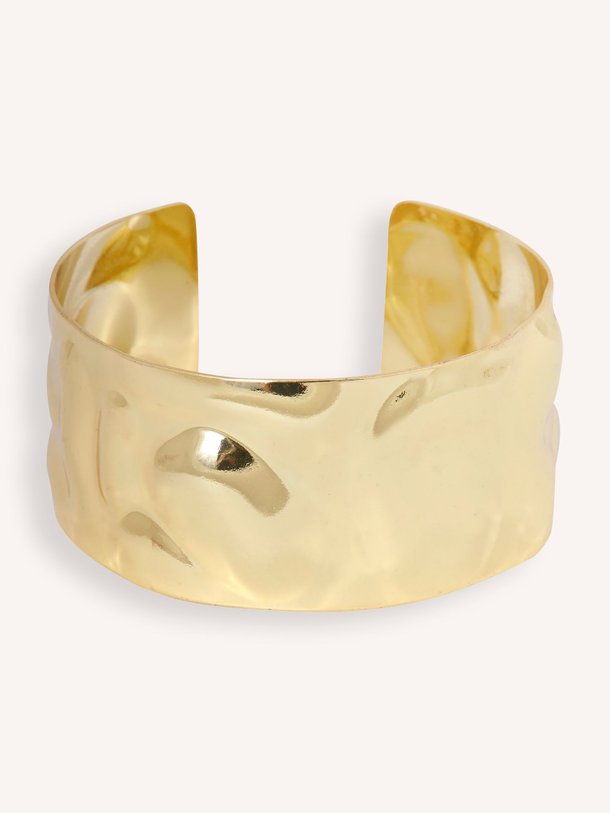 Ontdek de Vergulde gehamerde armband van Ellen Beekmans in de kleur goudkleur bij Orangebag. Op werkdagen voor 21:45 besteld, morgen in huis.