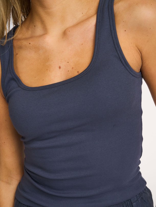 Samsoe Samsoe Saamanza organic cotton mix tanktop - Donkerblauw Ontdek de Saamanza organic cotton mix tanktop van Samsoe Samsoe in de kleur Donkerblauw bij Orangebag. Op werkdagen voor 21:45 besteld, morgen in huis.