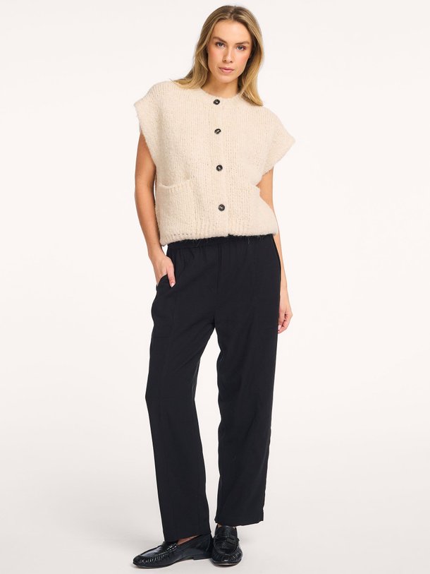 Ontdek de Caro viscosemix broek van Knit-ted in de kleur Zwart bij Orangebag. Op werkdagen voor 21:45 besteld, morgen in huis.