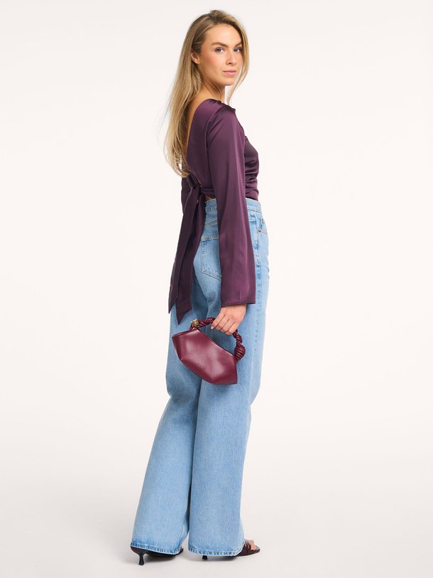 Ontdek de Tailor geweven wrap top van Modstrom in de kleur Aubergine bij Orangebag. Op werkdagen voor 21:45 besteld, morgen in huis.