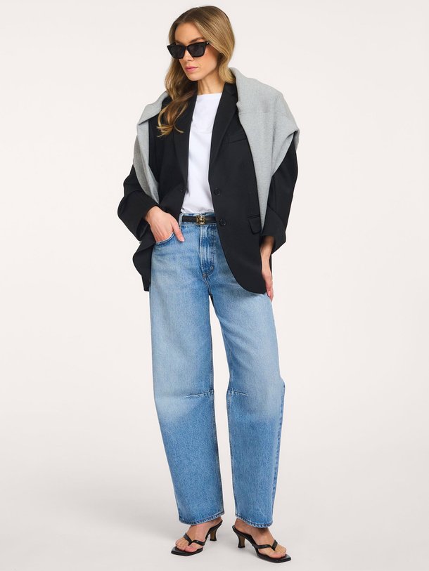 Ontdek de Quinn wollen blazer van Anine Bing in de kleur Zwart bij Orangebag. Op werkdagen voor 21:45 besteld, morgen in huis.