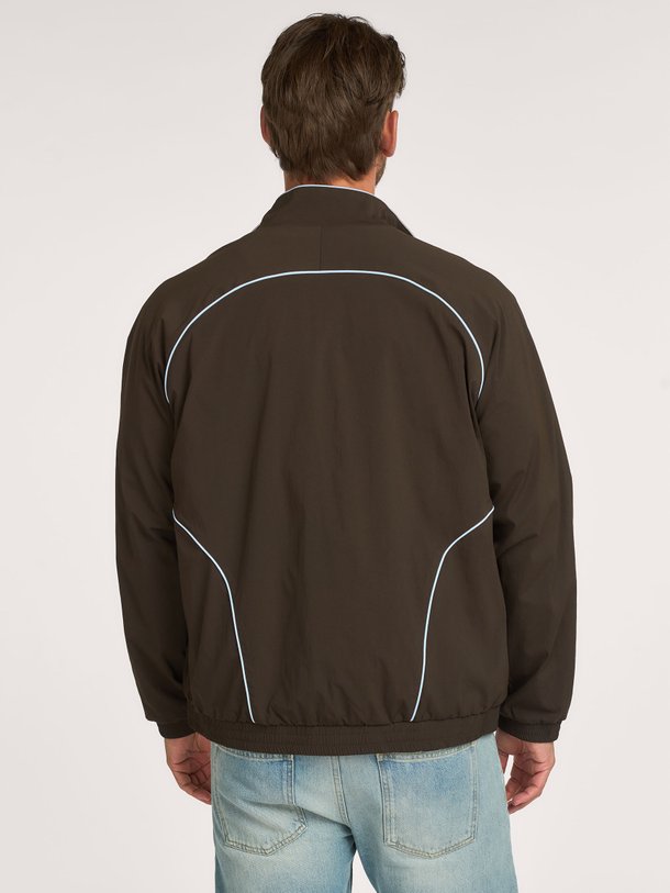Ontdek de Tech Track Jacket van Les Deux bij Orangebag. Op werkdagen voor 21:45 besteld, morgen in huis.