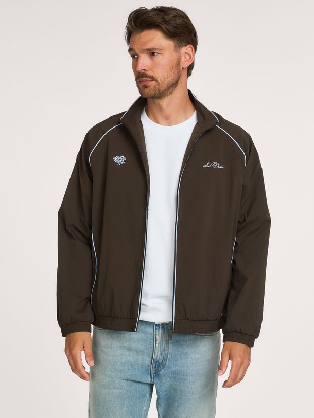 Ontdek de Tech Track Jacket van Les Deux bij Orangebag. Op werkdagen voor 21:45 besteld, morgen in huis.