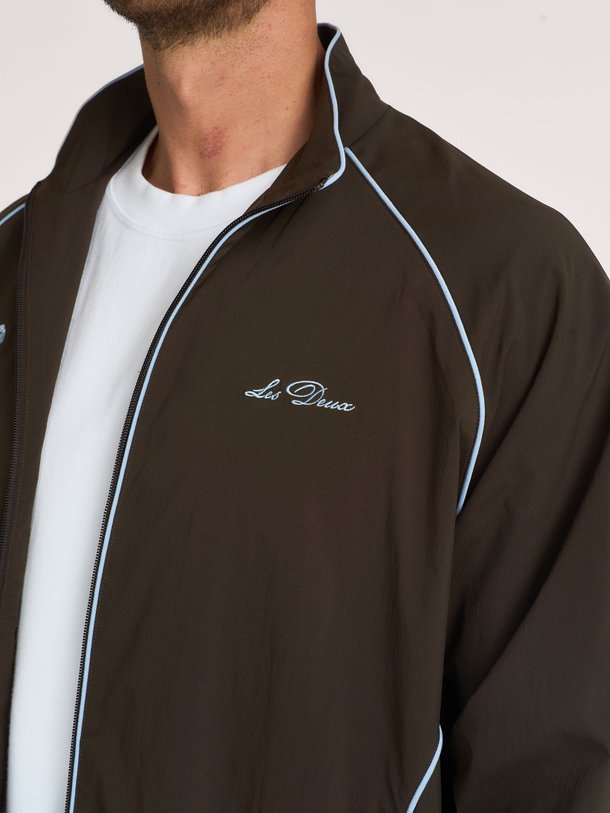 Ontdek de Tech Track Jacket van Les Deux bij Orangebag. Op werkdagen voor 21:45 besteld, morgen in huis.