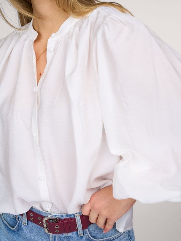 Ontdek de Callum geweven blouse van Co'Couture in de kleur wit bij Orangebag. Op werkdagen voor 21:45 besteld, morgen in huis.