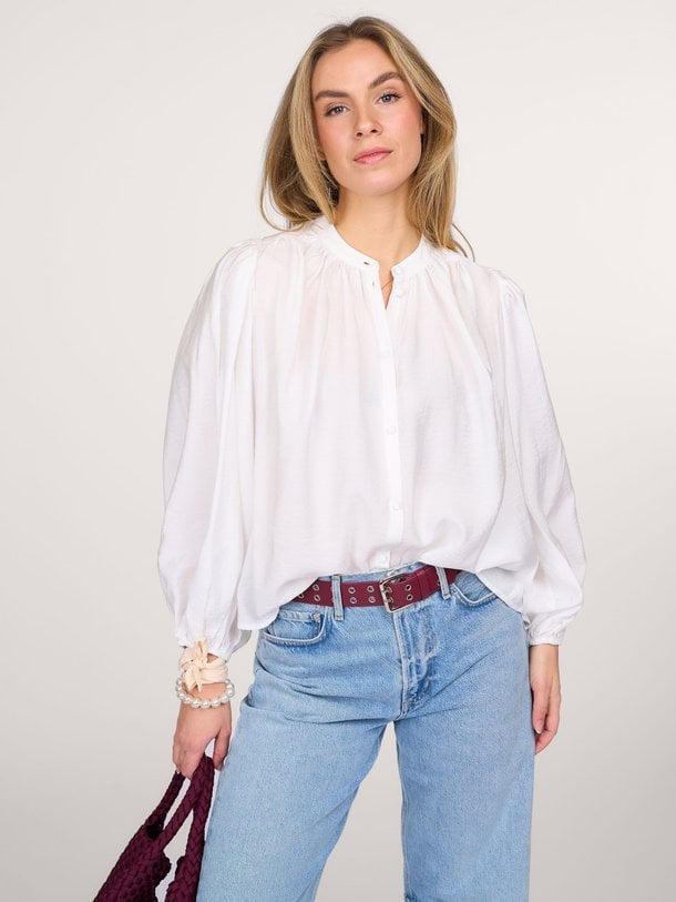 Ontdek de Callum geweven blouse van Co'Couture in de kleur wit bij Orangebag. Op werkdagen voor 21:45 besteld, morgen in huis.