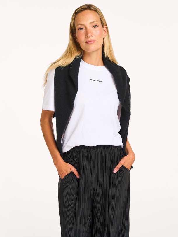 Ontdek de Sadalila organic cotton logo T-shirt van Samsoe Samsoe in de kleur wit bij Orangebag. Op werkdagen voor 21:45 besteld, morgen in huis.