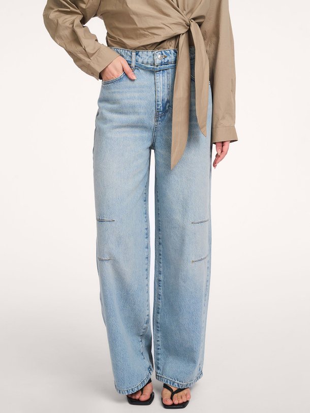 Ontdek de Solay high waist loose fit non-stretch jeans van Club L`avenir in de kleur Lichtblauw bij Orangebag. Op werkdagen voor 21:45 besteld, morgen in huis.