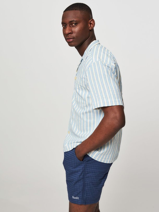 Ontdek de Sway organic cotton gestreept overhemd van Forét in de kleur lichtblauw bij Orangebag. Op werkdagen voor 21:45 besteld, morgen in huis.