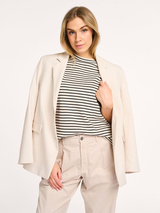 Ontdek de katoenmix gestreepte top van Summum in de kleur ecru bij Orangebag. Op werkdagen voor 21:45 besteld, morgen in huis.