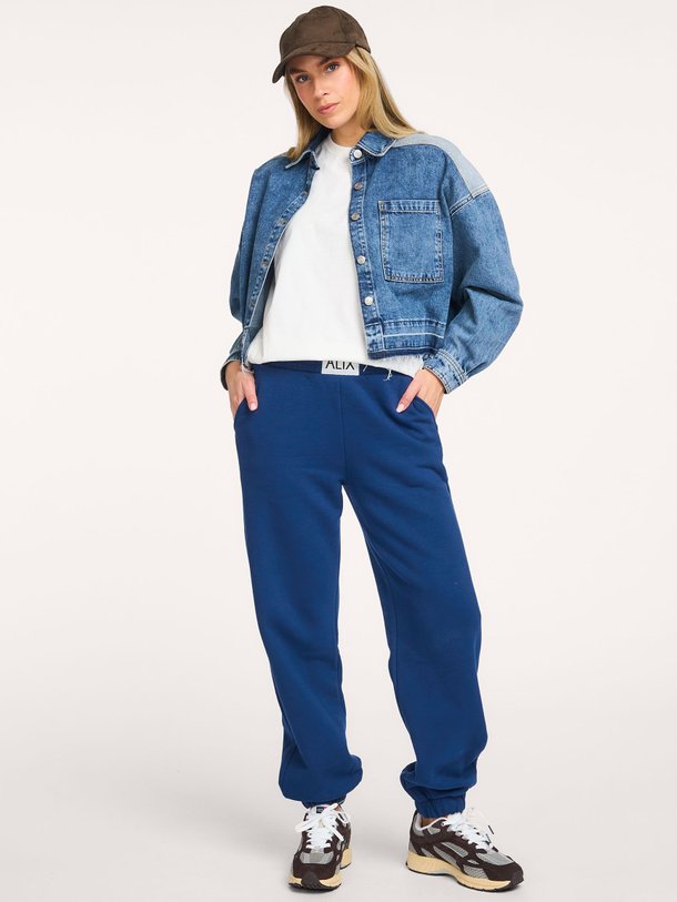 Ontdek de Katoenmix logo joggingsbroek van Alix The Label in de kleur Donkerblauw bij Orangebag. Op werkdagen voor 21:45 besteld, morgen in huis.