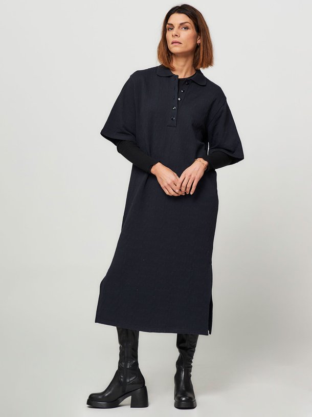 Ontdek de Organic cotton jurk met dessin van Mads Norgaard in de kleur donkerblauw bij Orangebag. Op werkdagen voor 21:45 besteld, morgen in huis.