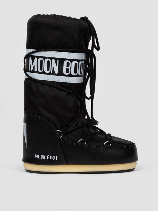 Ontdek de Hoge gewatteerde nylon snowboots van Moon Boot in de kleur zwart bij Orangebag. Op werkdagen voor 21:45 besteld, morgen in huis.