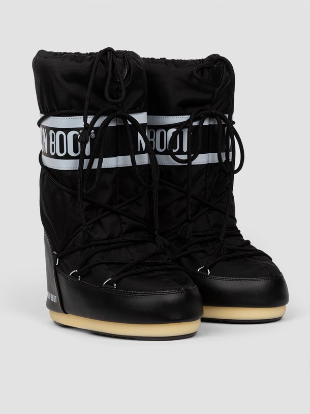 Ontdek de Hoge gewatteerde nylon snowboots van Moon Boot in de kleur zwart bij Orangebag. Op werkdagen voor 21:45 besteld, morgen in huis.