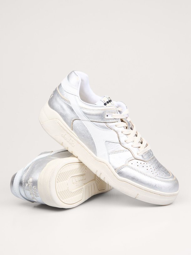 Ontdek de B.560 lederen metallic sneakers van Diadora in de kleur zilverkleur bij Orangebag. Op werkdagen voor 21:45 besteld, morgen in huis.