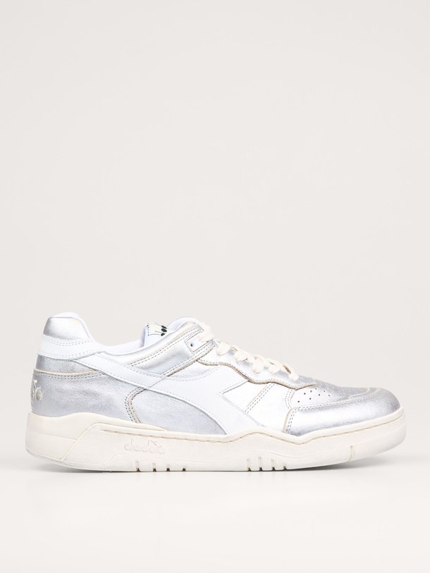 Ontdek de B.560 lederen metallic sneakers van Diadora in de kleur zilverkleur bij Orangebag. Op werkdagen voor 21:45 besteld, morgen in huis.