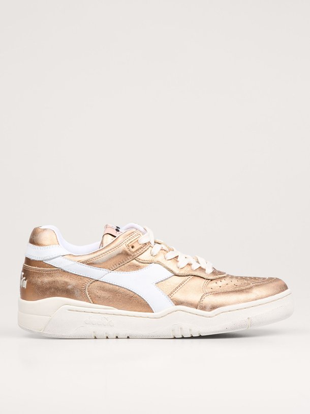 Ontdek de B.560 lederen metallic sneakers van Diadora in de kleur brons bij Orangebag. Op werkdagen voor 21:45 besteld, morgen in huis.