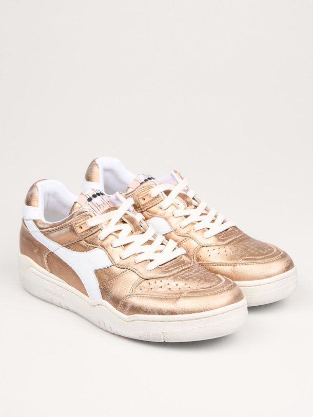 Ontdek de B.560 lederen metallic sneakers van Diadora in de kleur brons bij Orangebag. Op werkdagen voor 21:45 besteld, morgen in huis.
