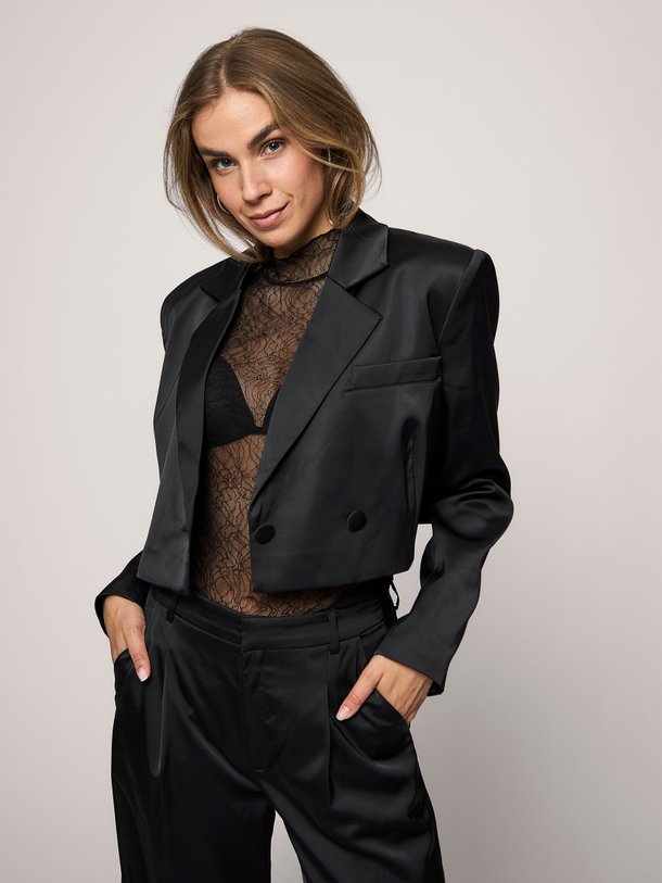 Ontdek de Laia kanten top van Gestuz in de kleur zwart bij Orangebag. Op werkdagen voor 21:45 besteld, morgen in huis.