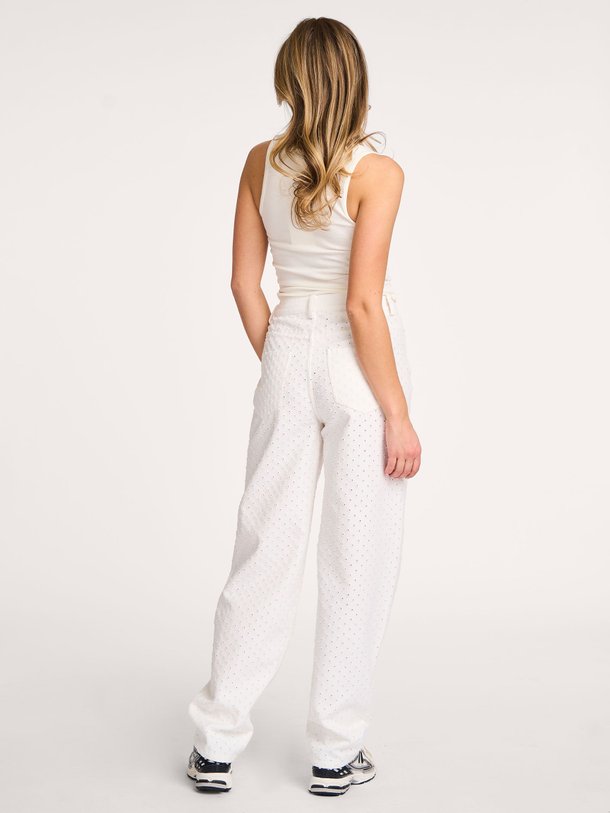 Ontdek de Holly high waist straight fit broderie jeans van Co'Couture in de kleur wit bij Orangebag. Op werkdagen voor 21:45 besteld, morgen in huis.