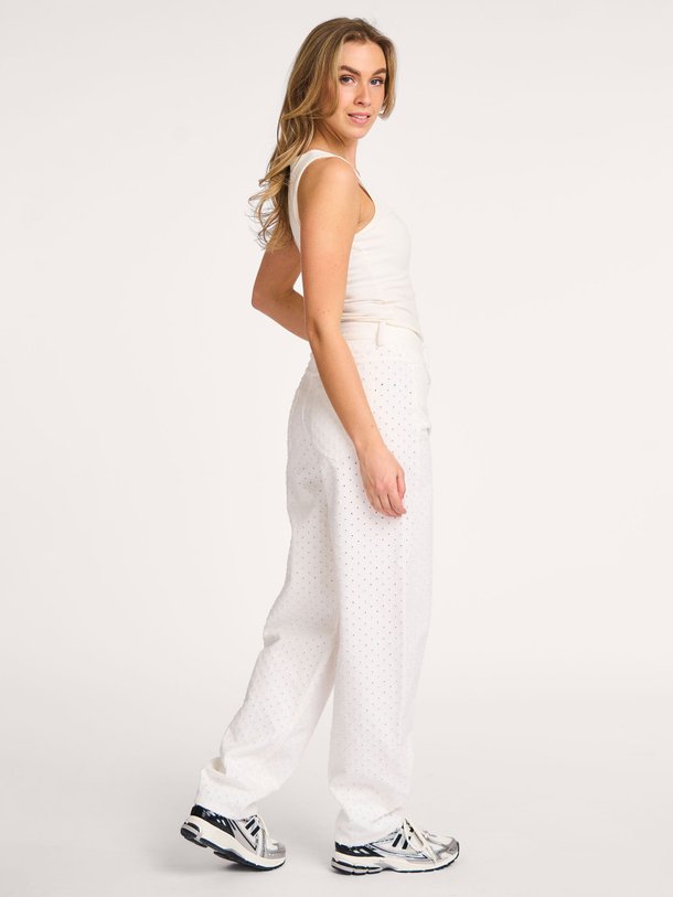 Ontdek de Holly high waist straight fit broderie jeans van Co'Couture in de kleur wit bij Orangebag. Op werkdagen voor 21:45 besteld, morgen in huis.